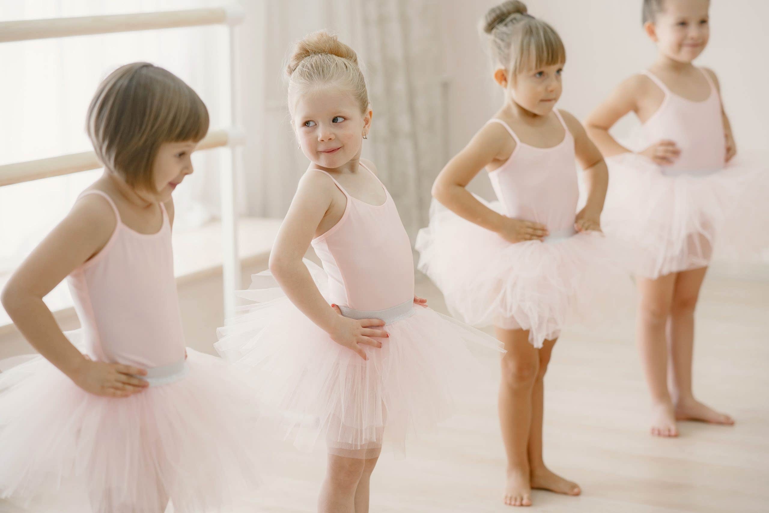 Child girls is studying ballet